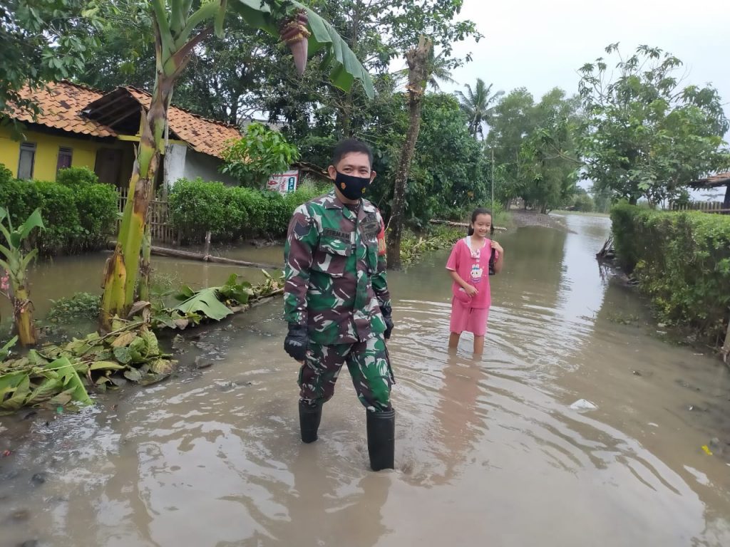Babinsa Koramil 11/Pebayuran Pantau dan Monitoring Lokasi Rawan Banjir di Desa Karangsegar