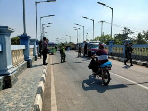Koramil 11/ Pebayuran Ketatkan Pemberlakuan Pembatasan Kegiatan Masyarakat (PPKM) Darurat Di Jembatan Merdeka