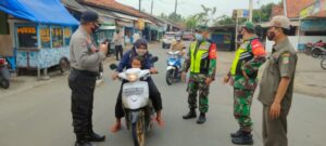 Petugas Gabungan TNI – Polri dan Satpol PP Kecamatan Pebayuran Laksanakan Ops Yustisi dan Patroli Penyekatan PPKM Darurat