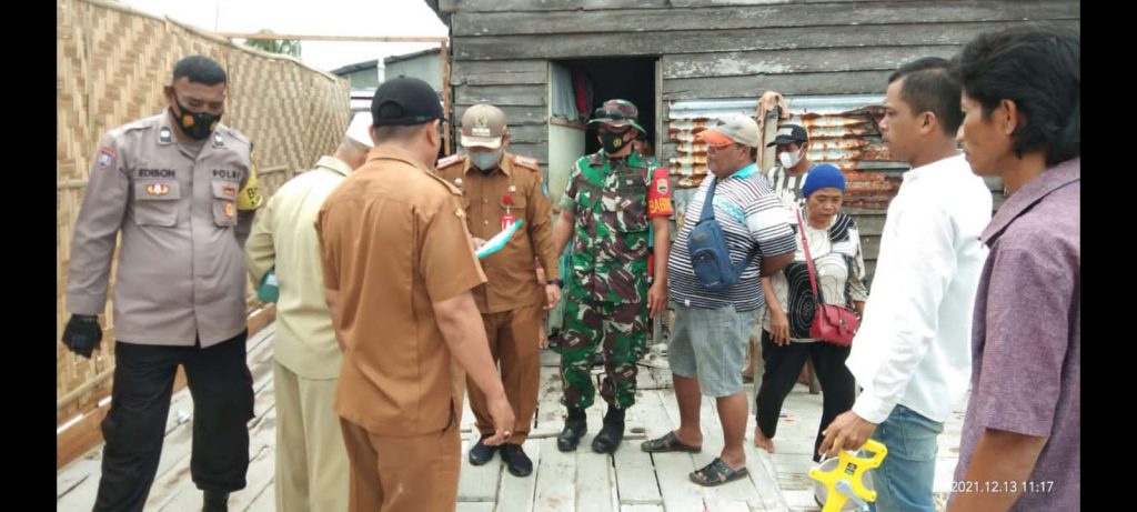Sat Pol PP Diminta Bongkar Pagar Pembatas Jemuran Ikan di DAS Tanjung Tiram