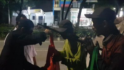 Sambut Lebaran, SMSI Kabupaten Bekasi Bagikan Parsel Untuk Pemulung dan Pengemis Jalanan